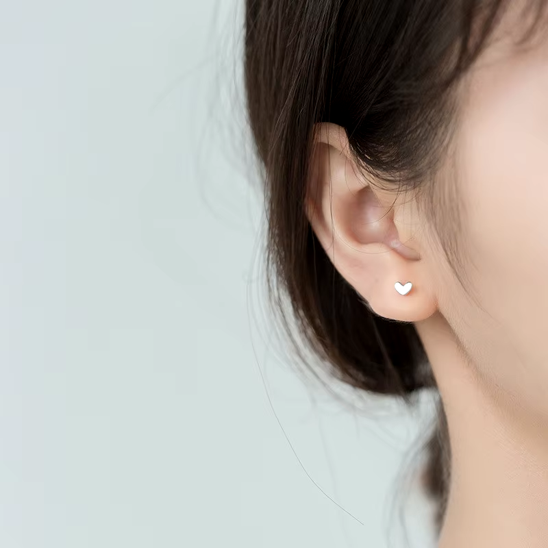 DAINTY HEART STUDS S925