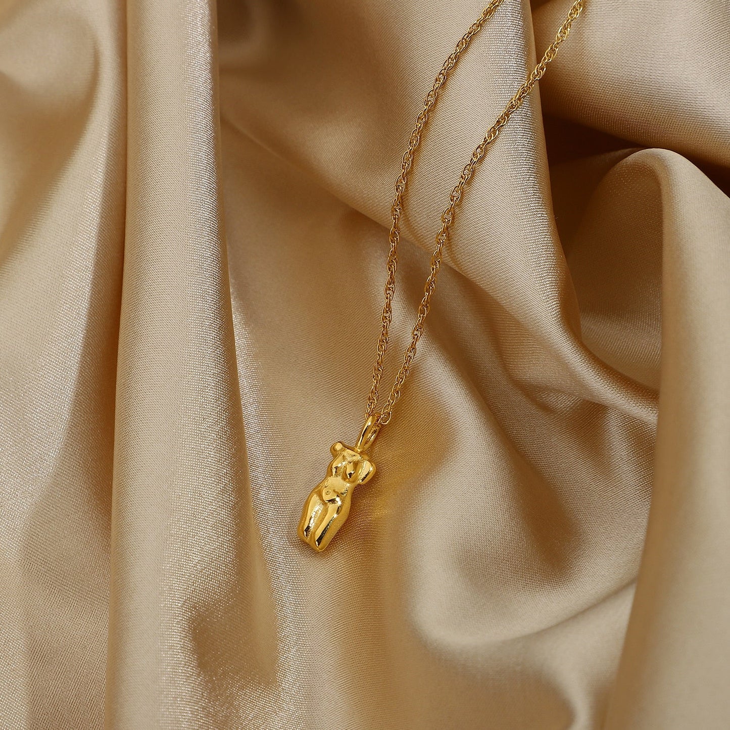 LA FEMME NECKLACE