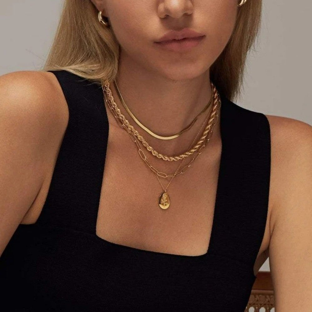 FLEUR OVAL COIN NECKLACE